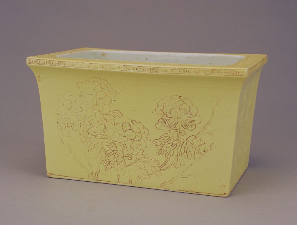 图片[1]-Yellow glaze carved rectangular flowerpot with folded branches and flowers-China Archive